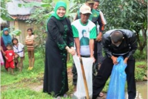 Bunda Warna saat menebar ikan di situ Karang Tengah
